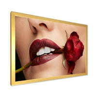 DesignArt 'Девојче со црвен кармин кој држи роза во уста' модерен врамен уметнички принт